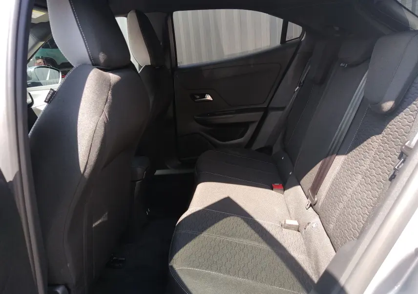 Vue intérieure côté droit des sièges arrière en tissu gris de l'Opel Mokka Electric 2025, avec ceinture de sécurité visible.