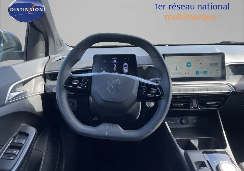 Vue intérieure frontale du tableau de bord et volant noir du MG3 1.5L Hybrid+ 2024 avec écran digital et commandes intégrées.