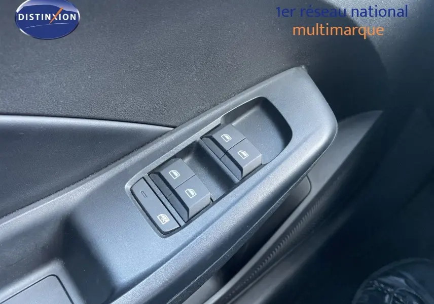 Gros plan sur les commandes de lève-vitres côté conducteur de la MG3 2024 en Pebble Black Metal.