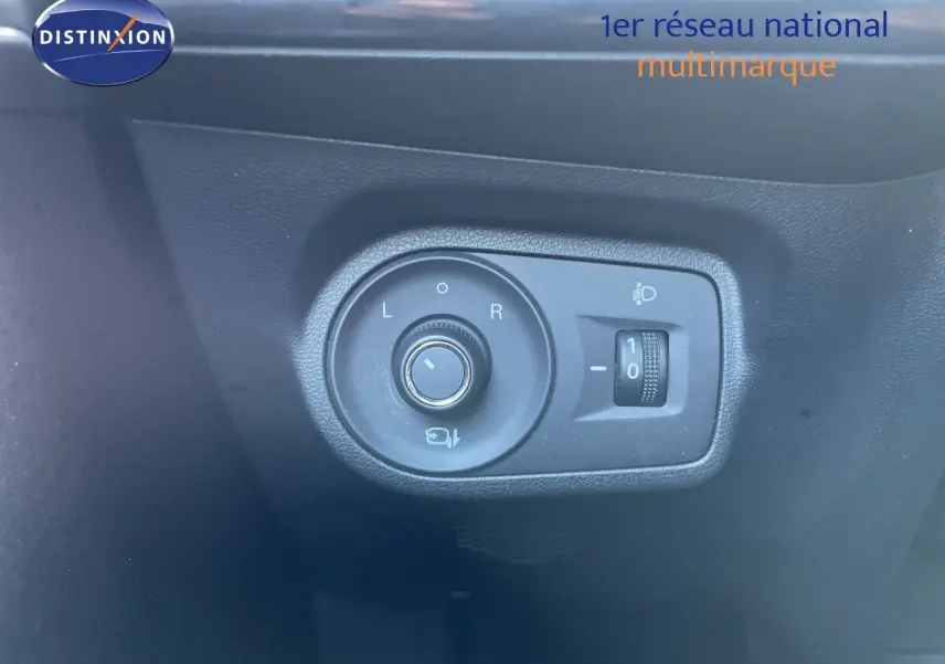 Commande de réglage des rétroviseurs et de l’éclairage, vue rapprochée de l’habitacle du MG MOTOR MG3 2024.