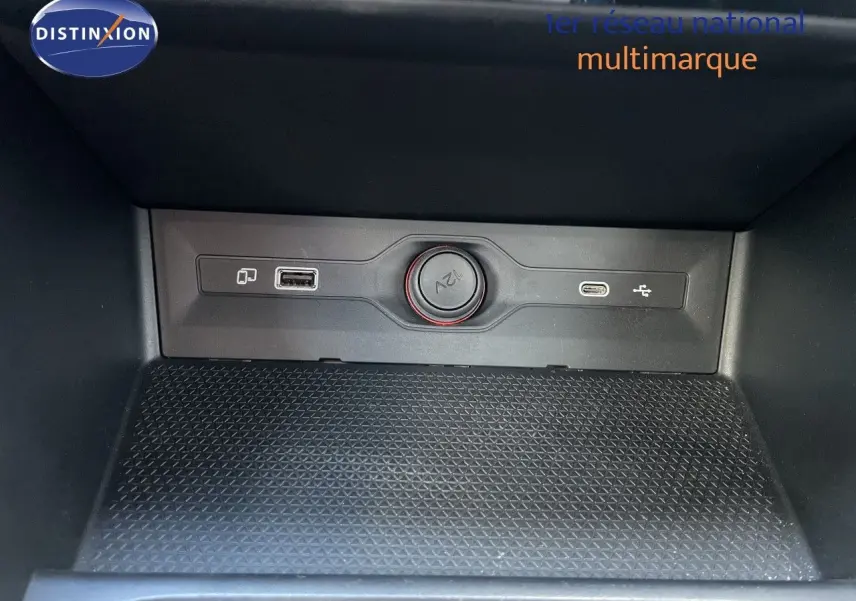 Gros plan sur la prise 12V et ports USB du compartiment avant d’un MG3 1.5L HYBRID+ 195CH Comfort noir Pebble Black Metal.