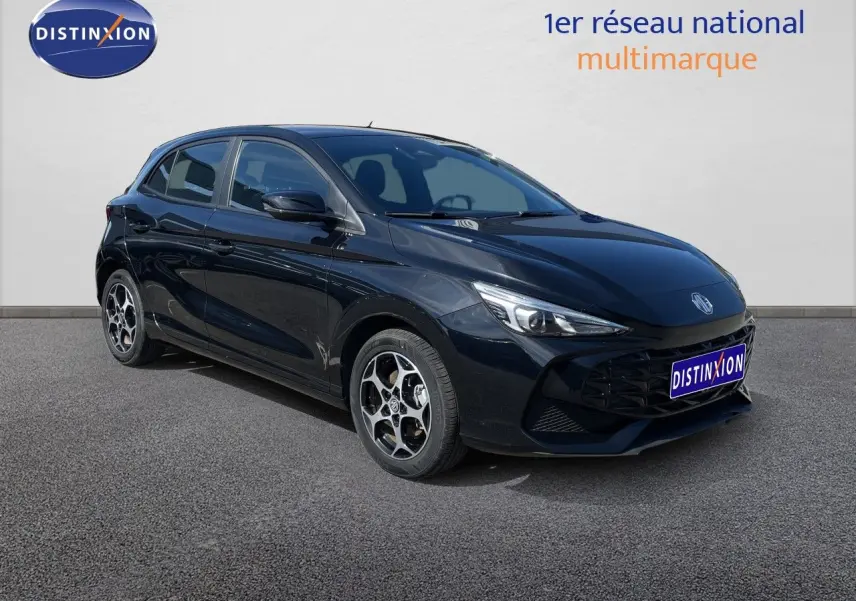 MG3 1.5L Hybrid+ 195ch en Pebble Black Metal, vue 3/4 avant droit avec jantes alliage distinctives.