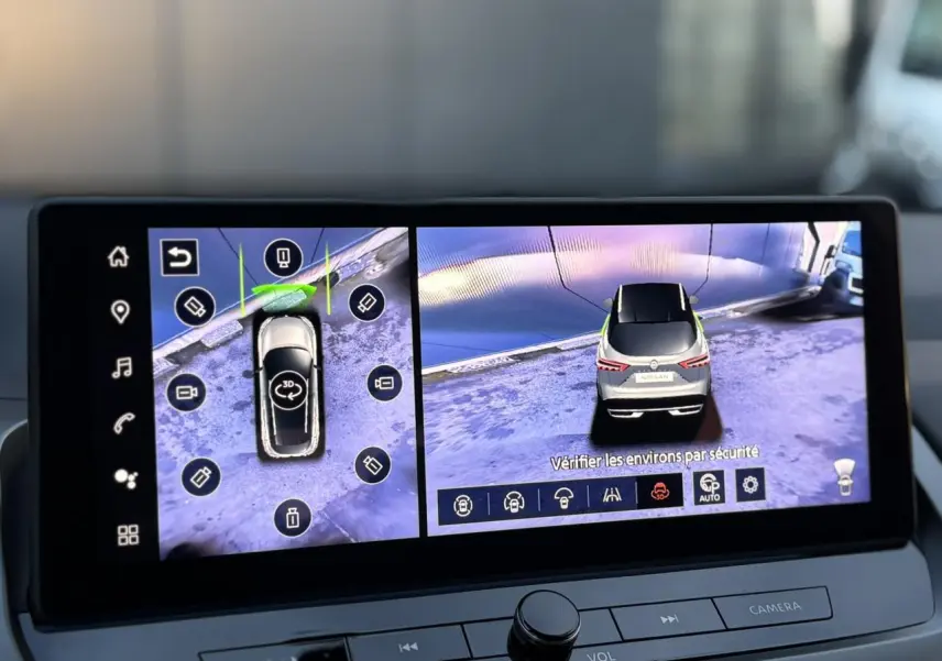 Écran tactile intérieur montrant la vue 360° et arrière du Nissan Qashqai gris Ceramic 2025.