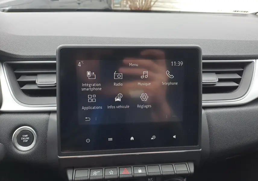 Écran tactile central du tableau de bord du Renault Captur 2022, avec commandes multimédia et bouton start/stop visible.