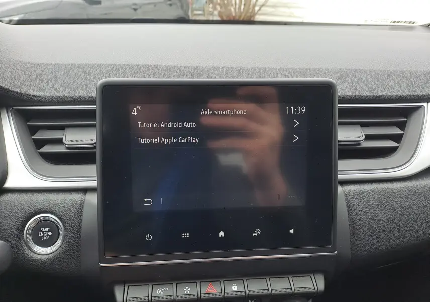 Écran tactile central du tableau de bord du Renault Captur 2022, affichant les tutoriels Android Auto et Apple CarPlay.
