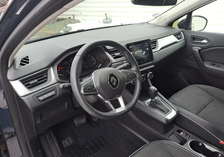 Intérieur de Renault Captur 1.3 TCE 140 Intens 2022, vue côté conducteur, tableau de bord noir et écran tactile central.