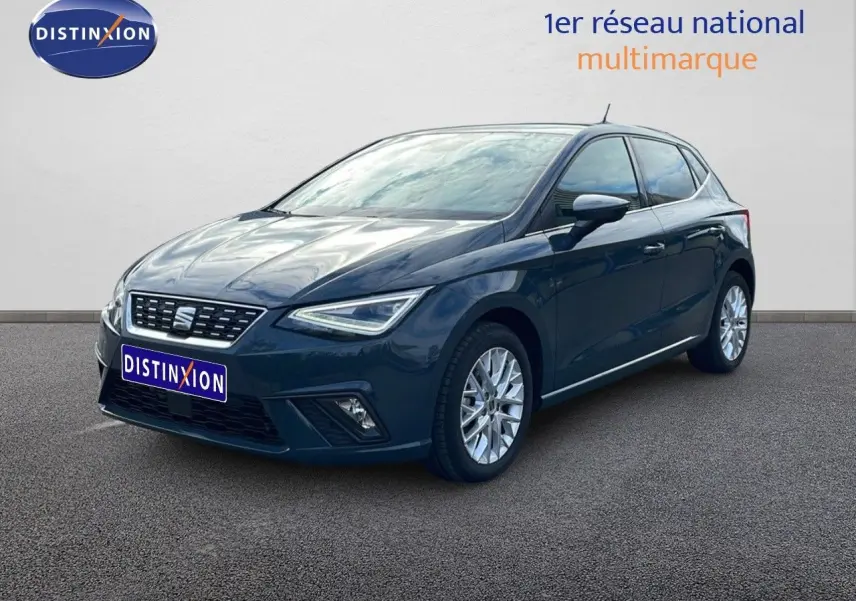 SEAT Ibiza bleu Fjord vue 3/4 avant droit, mettant en valeur ses optiques LED et jantes alliage.