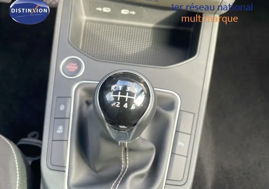 Gros plan sur le levier de vitesses manuel noir de la SEAT Ibiza 2025, finition Special Edition, intérieur gris.
