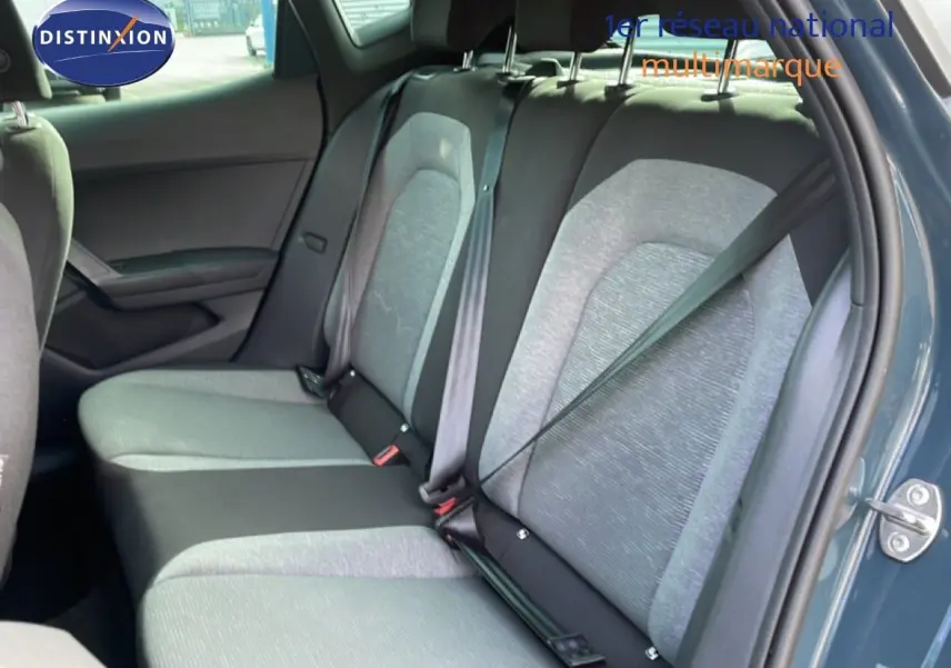 Vue intérieure côté droit des sièges arrière gris clair et foncé d'une SEAT Ibiza bleu fjord 2025, porte ouverte.