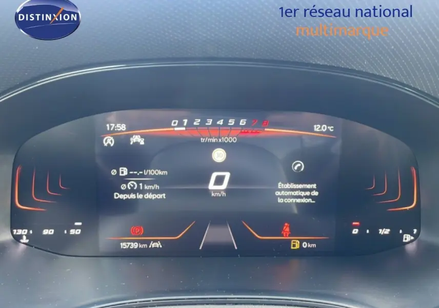 Vue rapprochée du tableau de bord numérique de la SEAT Ibiza bleu fjord, affichant les compteurs et informations de conduite.