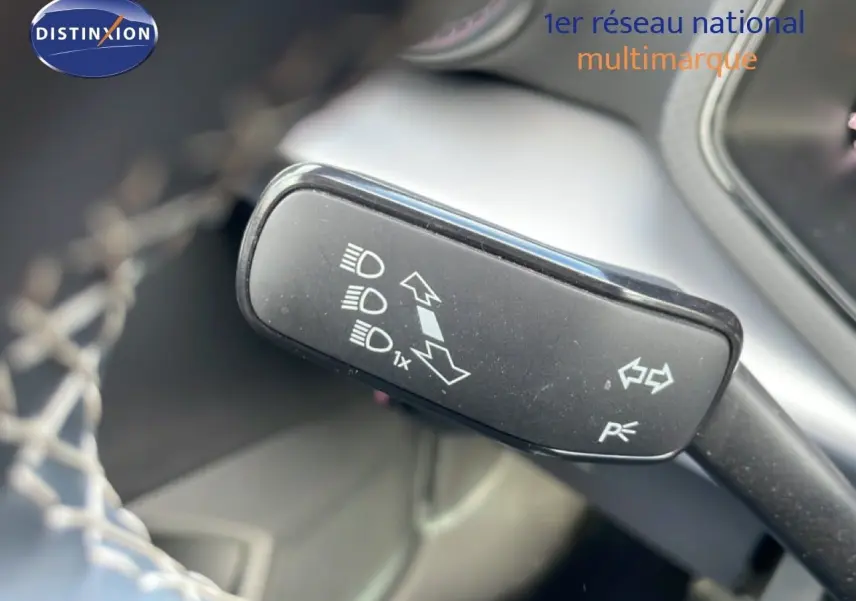 Gros plan sur la manette de clignotants noire dans l'habitacle d'une SEAT Ibiza bleu fjord 2025.