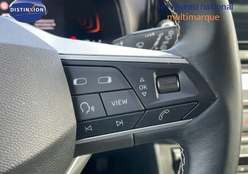 Gros plan sur les commandes au volant en cuir noir de la SEAT Ibiza 2025, version Special Edition, avec boutons multifonctions.