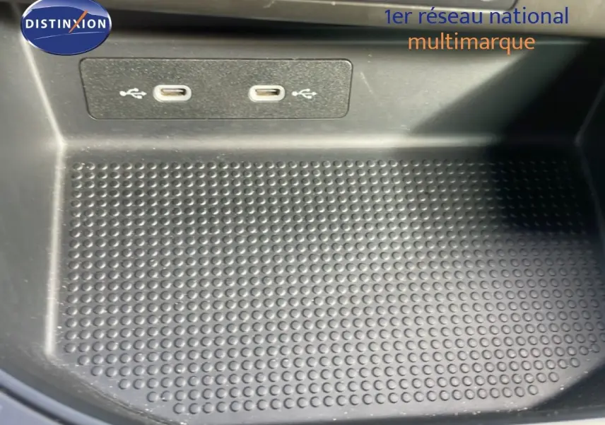 Espace de rangement intérieur avec deux ports USB-C visibles sur une SEAT Ibiza 2025 bleu Fjord.