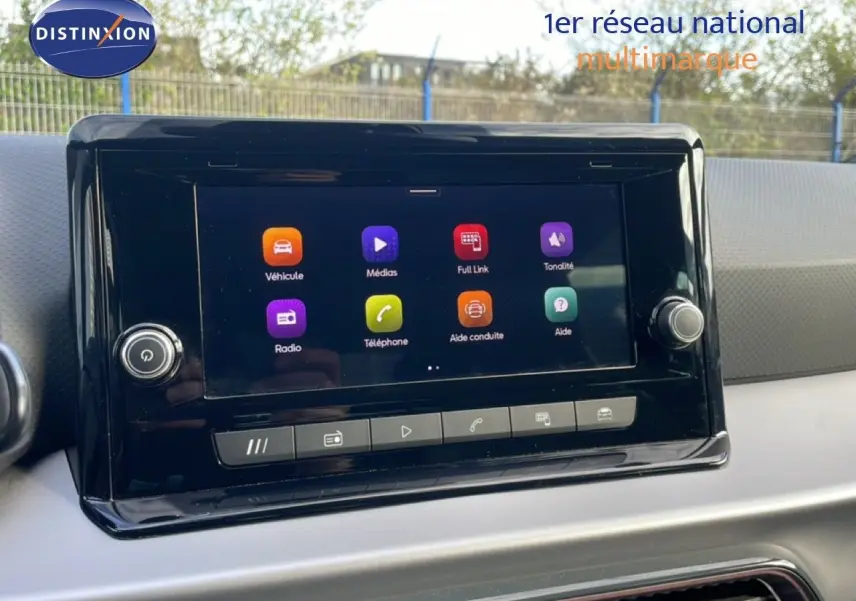 Écran tactile central du tableau de bord de la SEAT IBIZA bleu Fjord 2025, affichant les options multimédia et aide à la conduite.