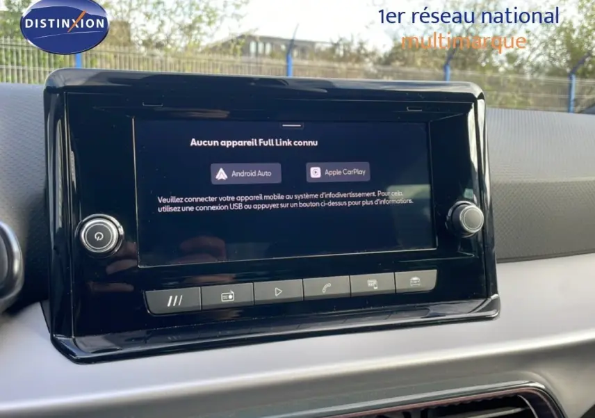 Écran tactile central noir affichant Android Auto et Apple CarPlay dans l’habitacle clair d’une SEAT Ibiza 2025.