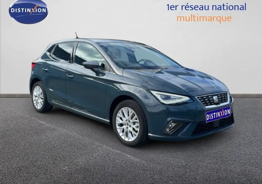 Vue 3/4 avant gauche d'une SEAT Ibiza bleu fjord 2025 avec jantes alliage et calandre noire distinctive.