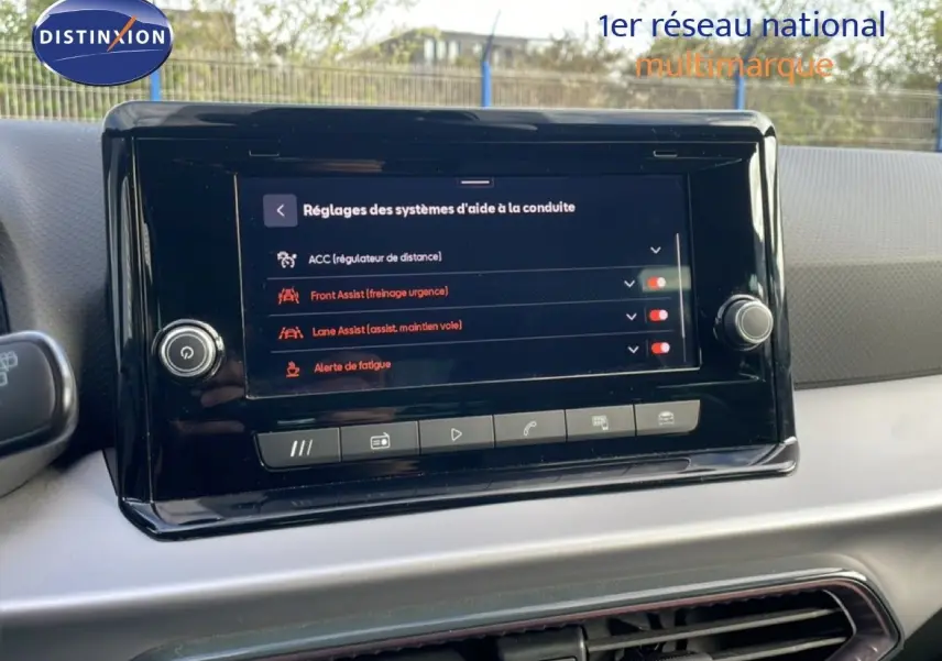 Écran tactile central de la SEAT Ibiza bleu Fjord 2025 affichant les réglages d’aide à la conduite.