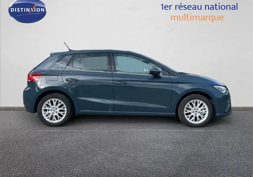 Vue latérale droite d'une SEAT Ibiza 2025 bleu fjord, avec jantes alliage et lignes épurées sur fond neutre.