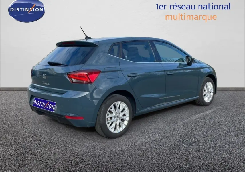 Vue 3/4 arrière droite d'une SEAT Ibiza 2025 bleu fjord avec jantes alliage et vitres teintées.