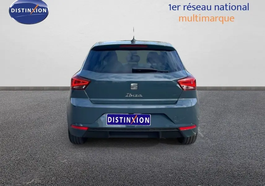 Vue arrière d'une SEAT Ibiza 2025 bleu fjord, avec feux arrière anguleux et lunette arrière teintée.