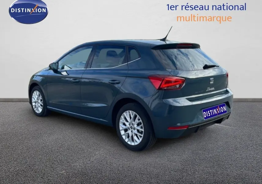 Vue 3/4 arrière droite d'une SEAT Ibiza bleu fjord 2025 avec jantes alliage et feux arrière LED distinctifs.
