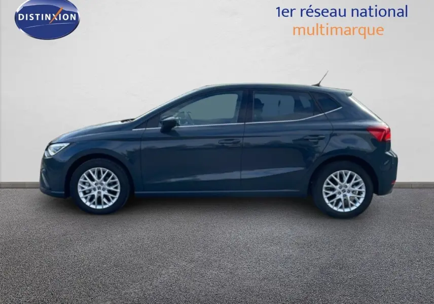 Profil droit d'une SEAT Ibiza 2025 bleu fjord, avec jantes alliage et lignes épurées sur fond neutre.