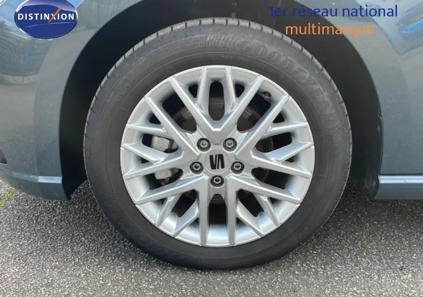 Gros plan sur la roue avant gauche d'une SEAT Ibiza bleu fjord, mettant en valeur la jante alliage argentée.