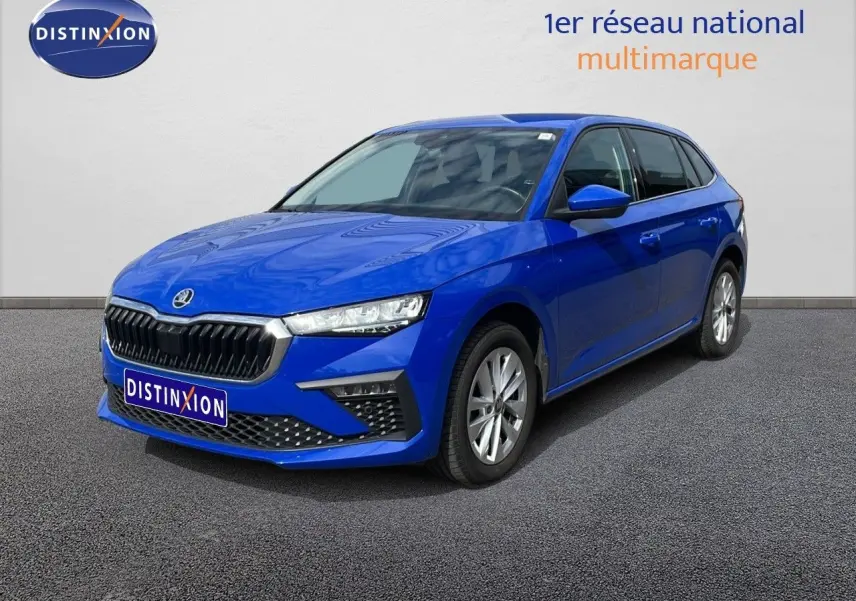 Vue 3/4 avant d'une Skoda Scala bleu racing metal avec calandre noire et jantes alliage argentées.
