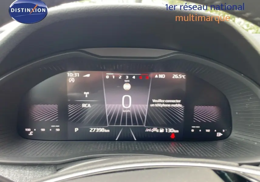 Vue rapprochée du tableau de bord numérique de la Skoda Scala 2025, affichant la vitesse à zéro et diverses informations.