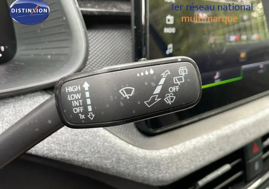 Gros plan sur la commande d’essuie-glace dans l’habitacle gris-noir de la Skoda Scala Bleu Racing Metal 2025.