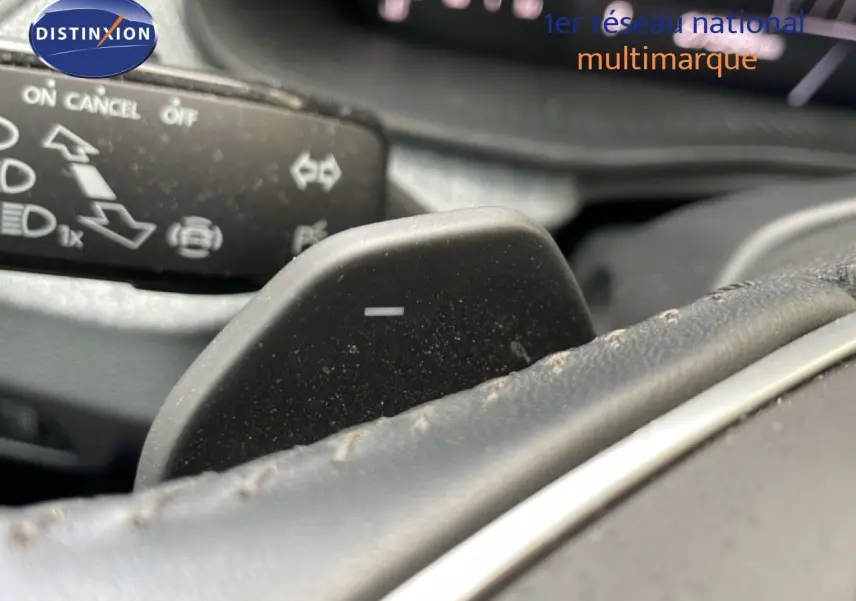 Gros plan sur la palette de changement de vitesse côté droit dans l’habitacle d’une Skoda Scala 2025.