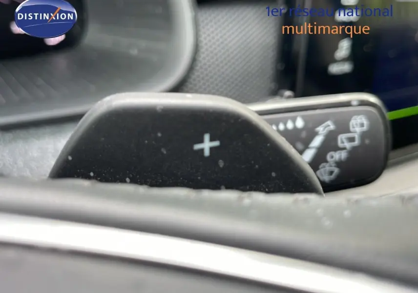 Gros plan sur la palette de changement de vitesse "+" côté droit du volant d'une Skoda Scala 2025, intérieur gris noir.