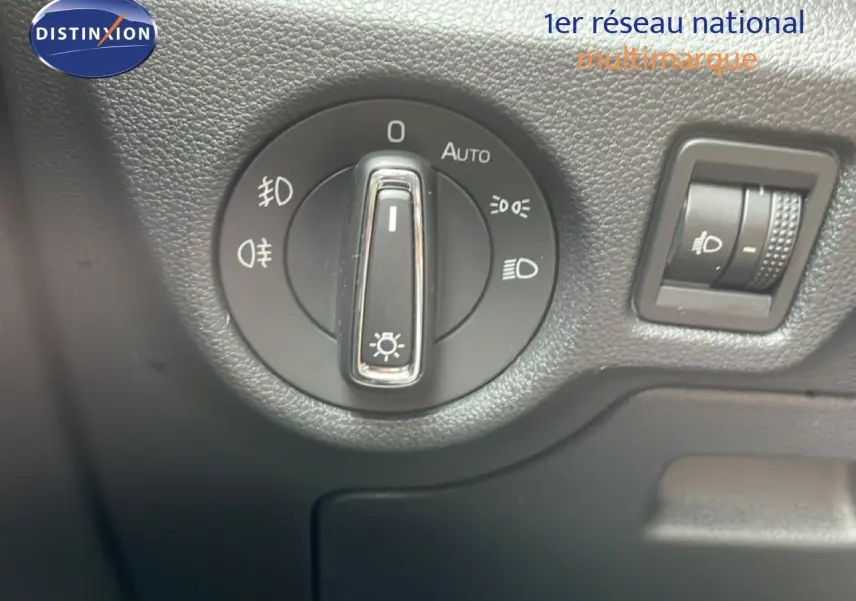 Gros plan sur la commande des phares et réglage d’intensité lumineuse dans l’habitacle d’une Skoda Scala 2025.
