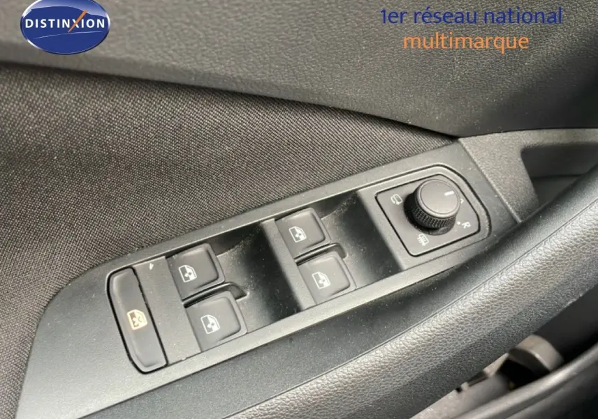 Gros plan sur la commande des vitres électriques et réglage des rétroviseurs côté conducteur d’une Skoda Scala 2025.