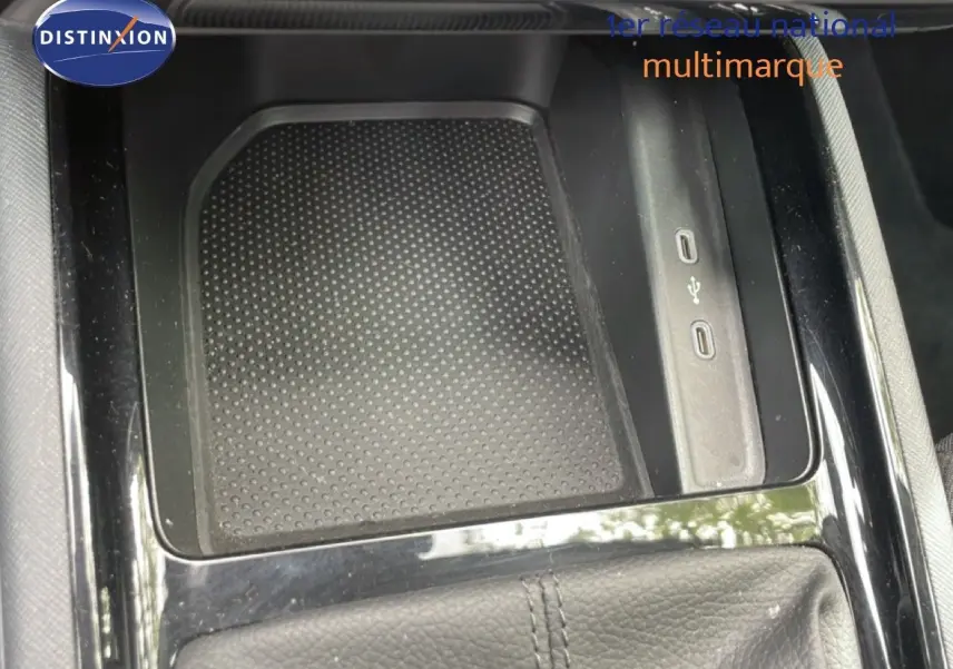 Gros plan sur la console centrale noire de la Skoda Scala 2025 avec ports USB et surface antidérapante.