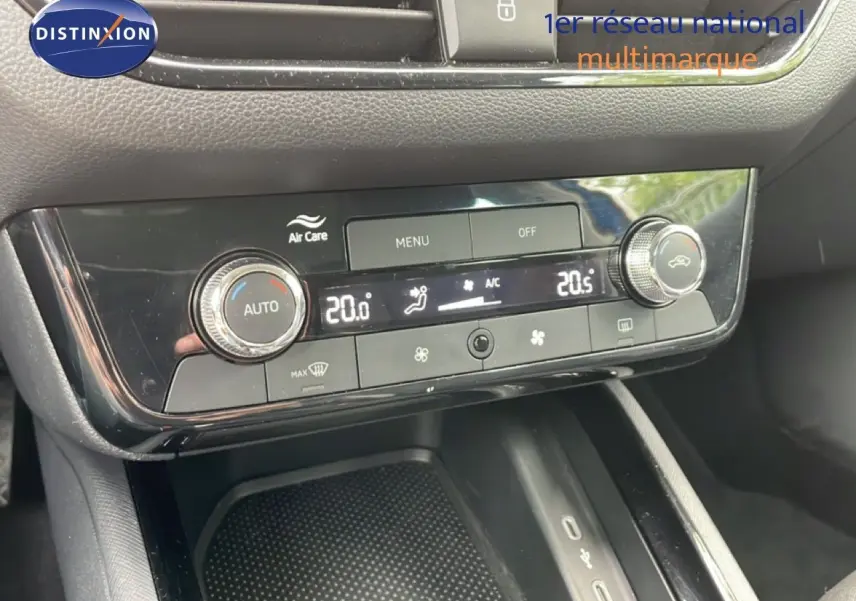 Détail de la console centrale avec commandes de climatisation digitale sur Skoda Scala Bleu Racing Metal.