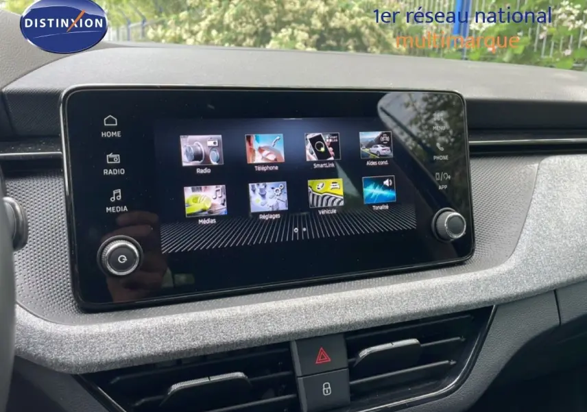 Écran tactile central du tableau de bord de la Skoda Scala 2025, finition gris noir avec interface multimédia visible.