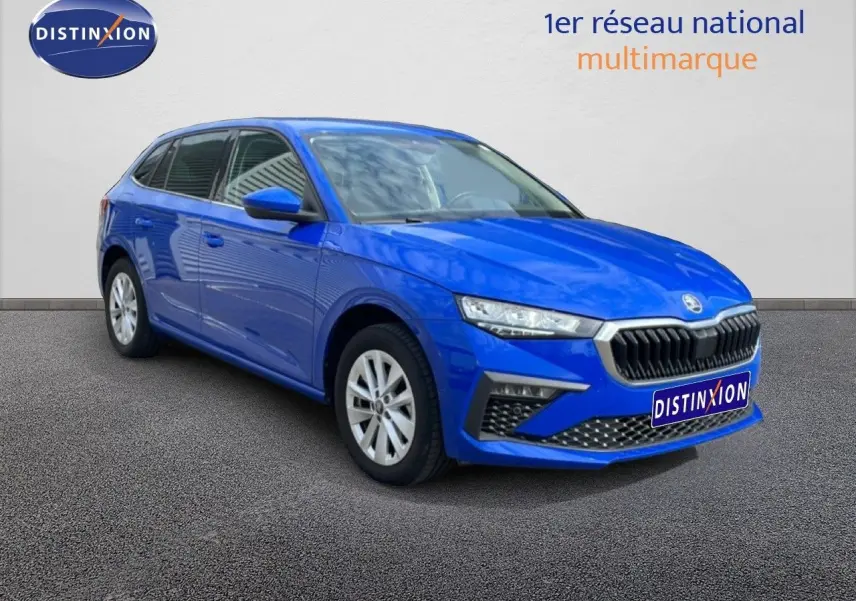 Vue 3/4 avant d'une Skoda Scala bleu racing metal avec calandre noire et jantes argentées sur sol gris.