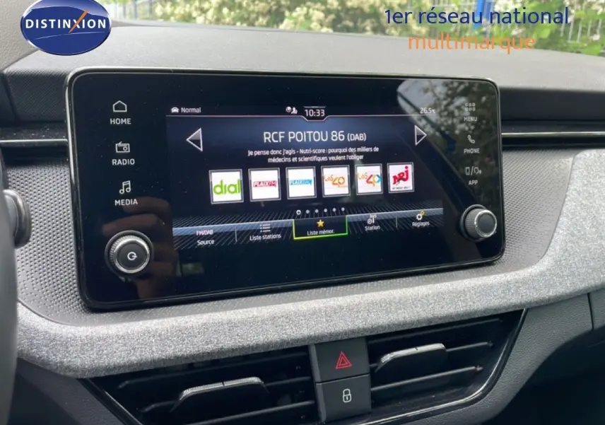Écran tactile central du tableau de bord de la Skoda Scala 2025, affichant les options radio et multimédia.
