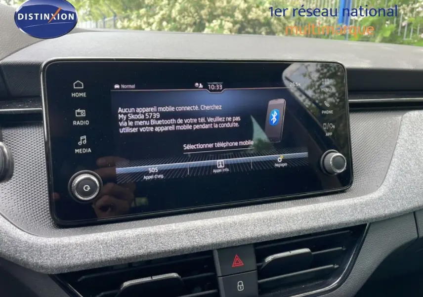 Écran tactile central du tableau de bord de la Skoda Scala 2025, affichant la connexion Bluetooth, finition gris noir.