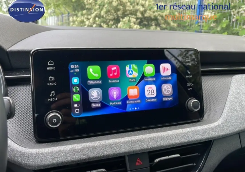 Écran tactile central de la Skoda Scala 2025 affichant l’interface Apple CarPlay dans un intérieur gris noir.