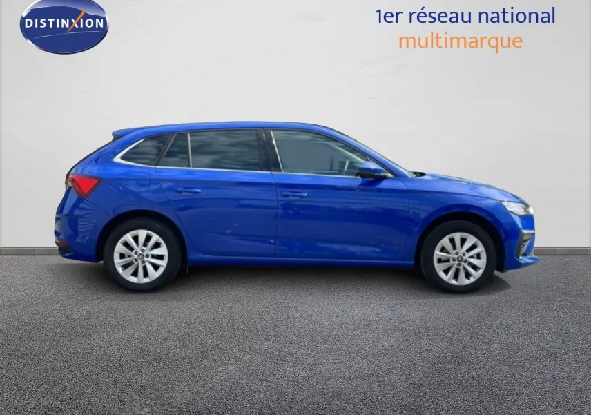 Vue latérale droite d'une Skoda Scala 2025 en bleu racing metal avec jantes alliage et vitres teintées.