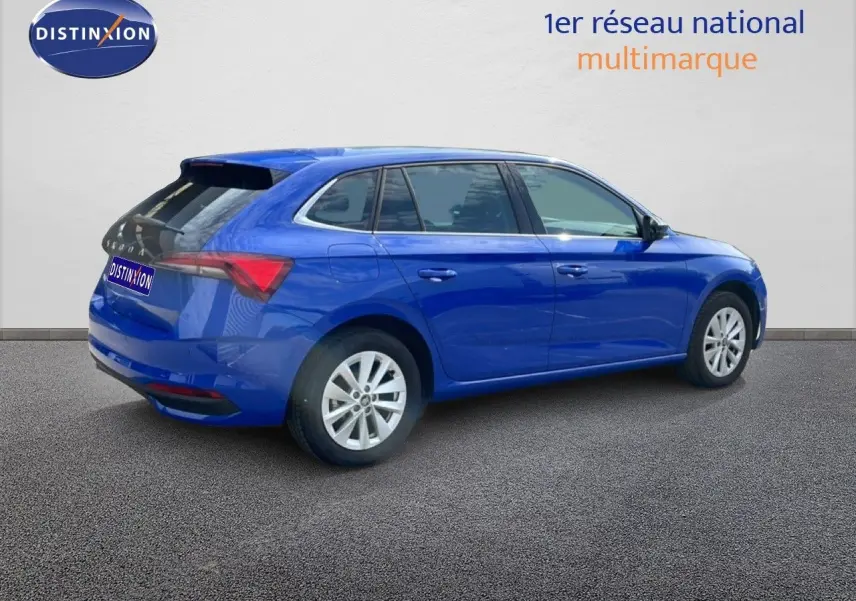Vue 3/4 arrière droite d'une Skoda Scala 2025 en bleu racing metal avec jantes alliage et feux arrière LED.