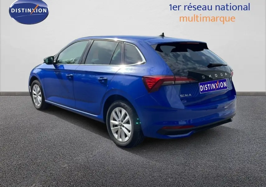 Vue 3/4 arrière droite d'une Skoda Scala bleu racing metal avec jantes alliage et vitres teintées.