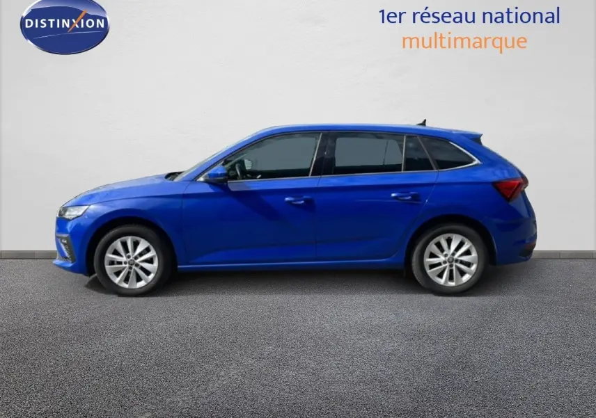 Profil droit d'une Skoda Scala 2025 en bleu racing metal, avec jantes alliage et vitres teintées.