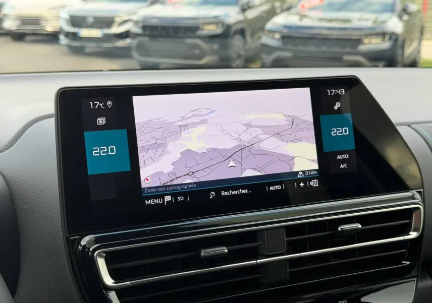 Vue intérieure centrée sur l'écran tactile du tableau de bord du Citroën C5 Aircross 2025, avec navigation affichée.