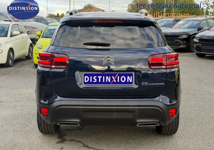 Vue arrière d'un Citroën C5 Aircross Bleu Eclipse 2025 avec feux LED et double sortie d'échappement intégrée.