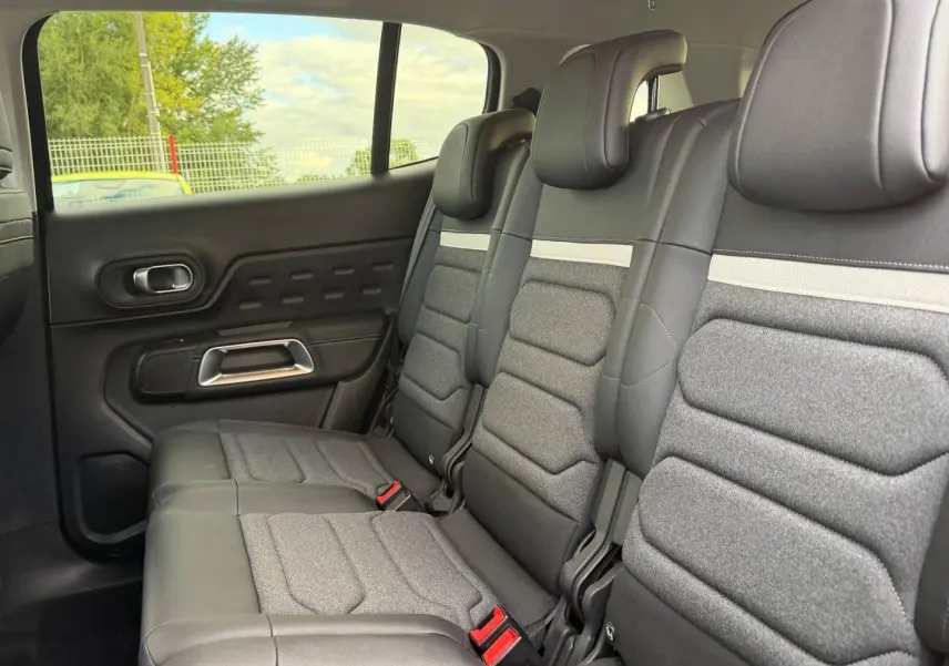 Vue latérale gauche sur la 2e rangée de sièges individuels gris foncé du Citroën C5 Aircross 2025.