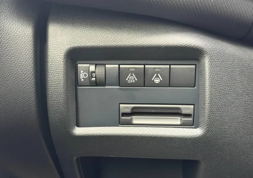 Gros plan sur les commandes noires du tableau de bord côté gauche du Citroën C5 Aircross Bleu Eclipse.