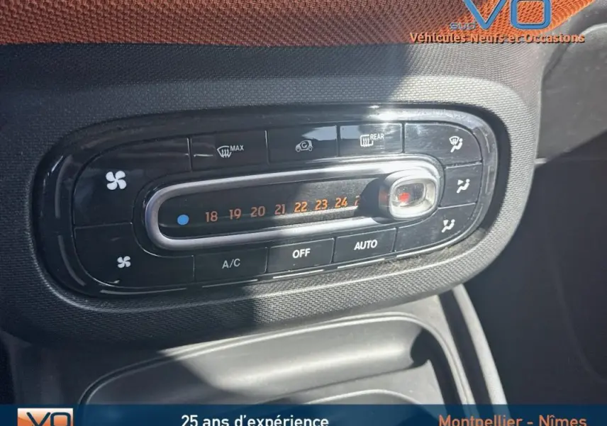 Gros plan sur la commande de climatisation digitale du Smart Forfour noir, avec réglage de température et fonctions visibles.